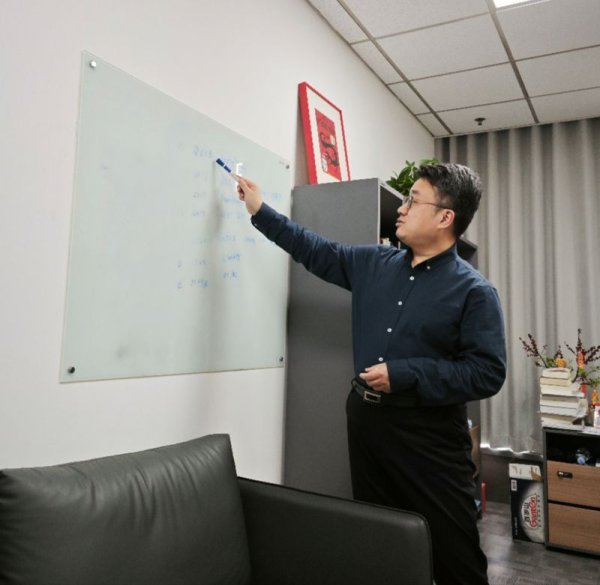 永旺配资 AI浪潮录丨对话刘知远：通往AGI不易，长跑要顶住资本寒冬